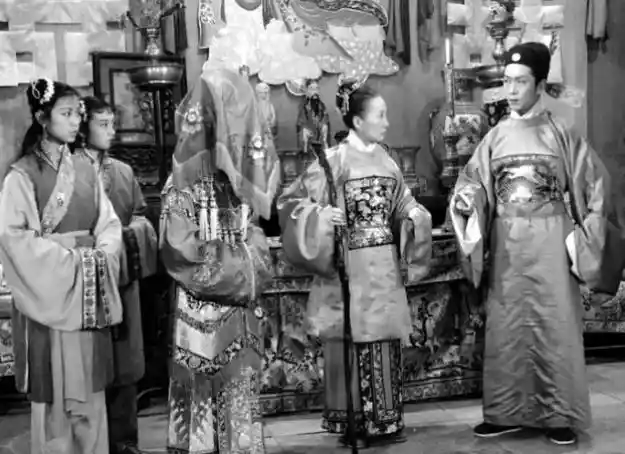 《善念为舟,正道为舵:乔老爷上轿背后的家风启示》