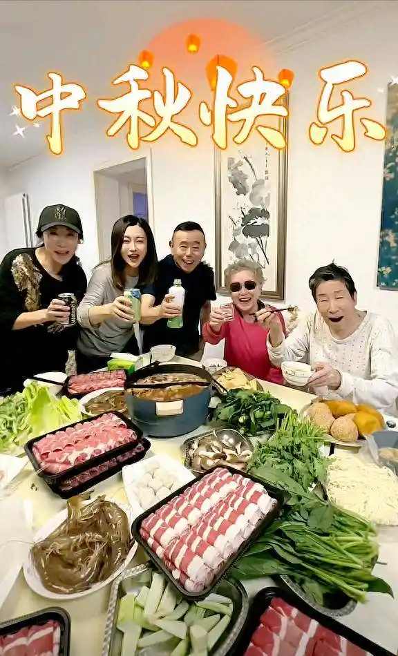 68岁潘长江中秋陪双亲：白发孝子的深情团圆夜