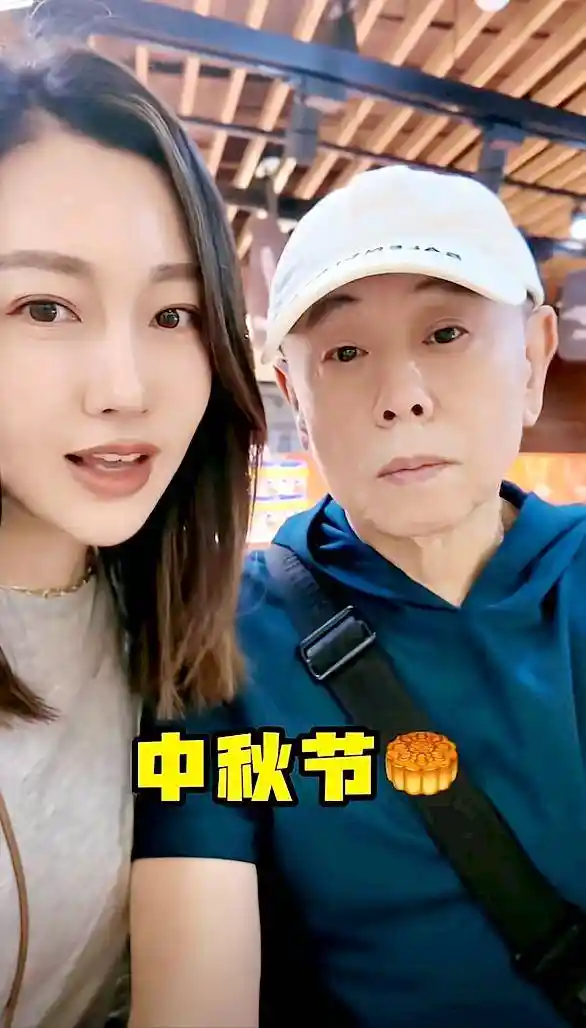 68岁潘长江中秋陪双亲:白发孝子的深情团圆夜