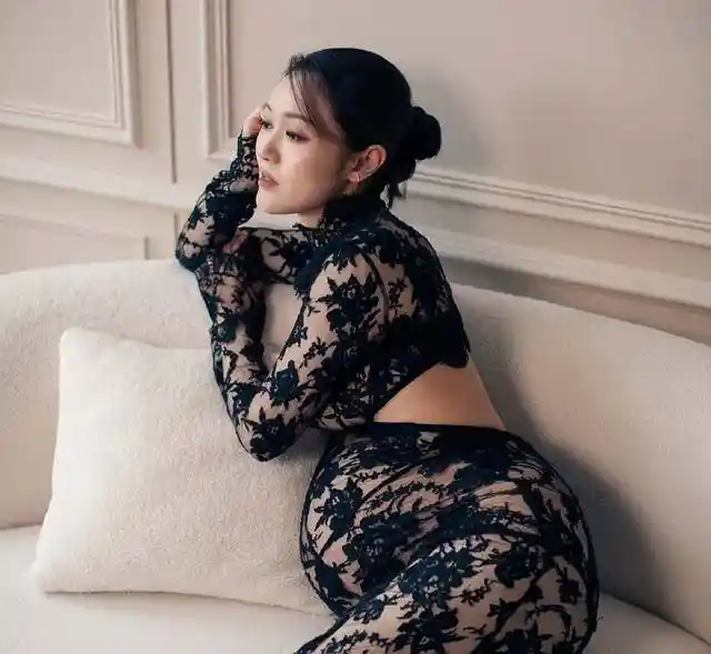 袁伟豪女友晒孕肚写真，性感孕味引外界热议