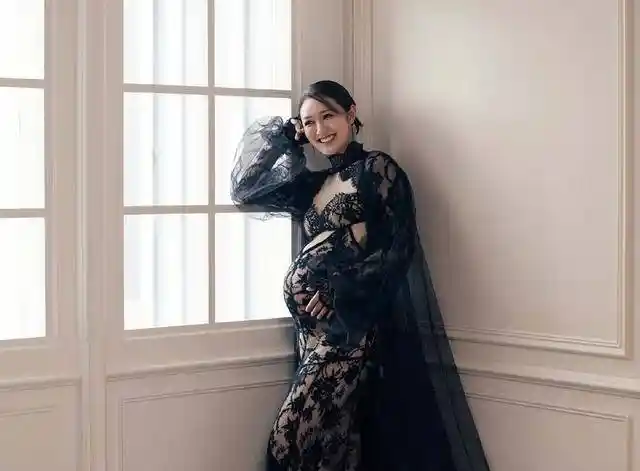 袁伟豪女友晒孕肚写真,性感孕味引外界热议