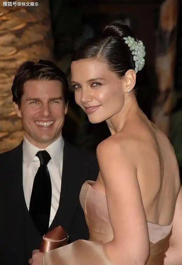 阿汤哥街头牵手神秘女,身材火辣再掀情感风暴