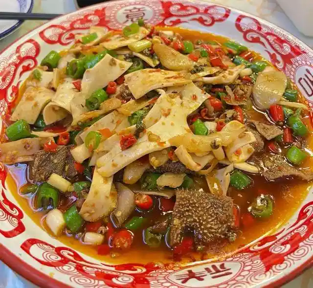 四川老店探秘：肥肠飘香，自贡味道引人打卡