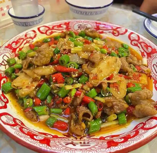 四川老店探秘:肥肠飘香,自贡味道引人打卡