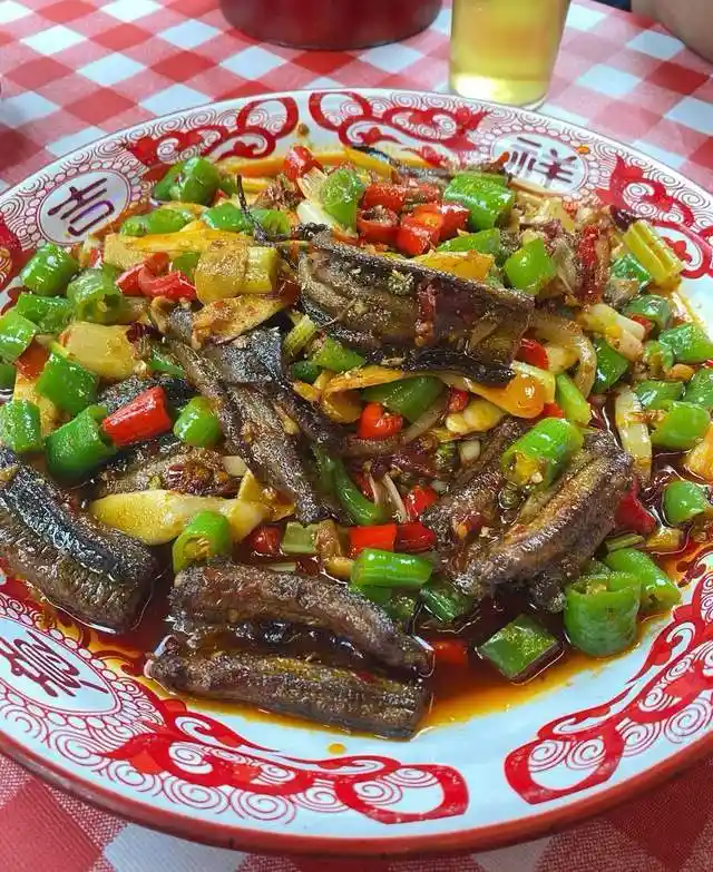 四川老店探秘:肥肠飘香,自贡味道引人打卡