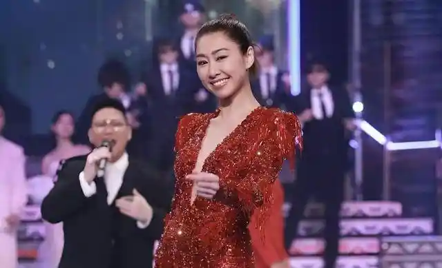 胡定欣疑似怀孕!恋爱一年闪电结婚引热议