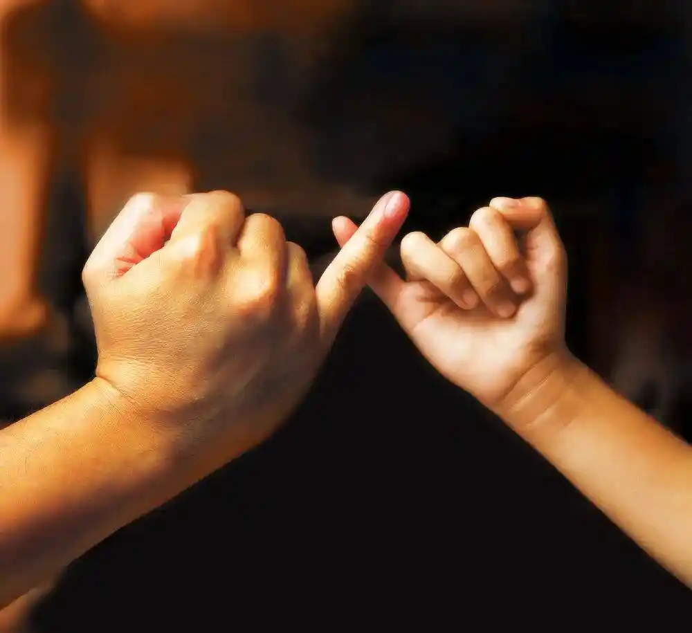 零食禁令妈妈引爆家长群：一个花生引发的校园社交风暴