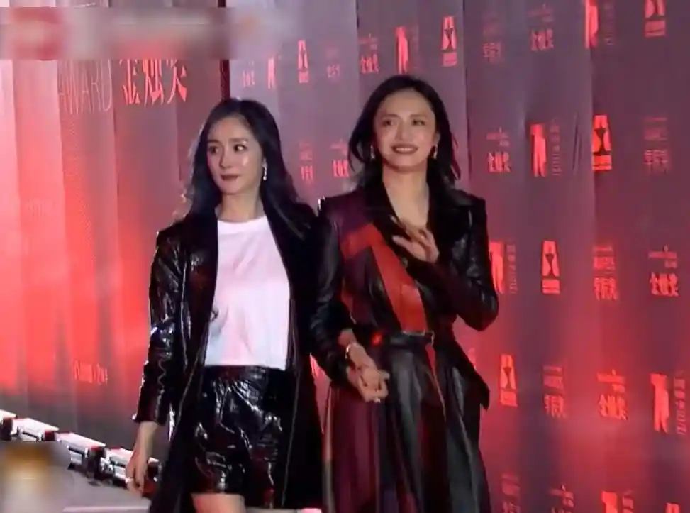 杨幂素颜现身引热议,驼背伸脖造型意外冲上热搜,黑发状态惊艳如初