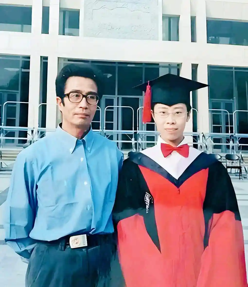 蒙曼长白山游记引热议:网友惊呼像极了张译,怕是嫁不出去了