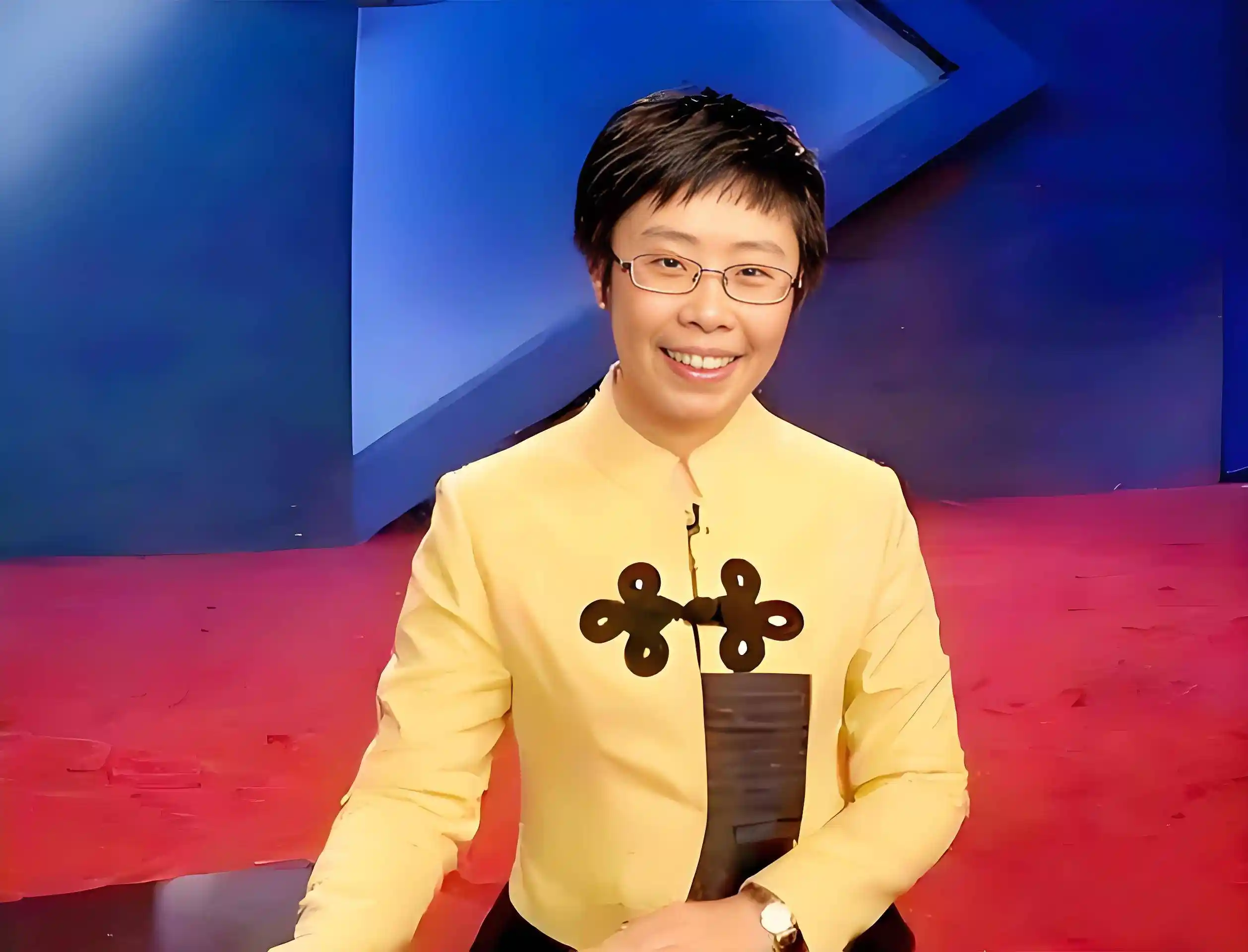 蒙曼长白山游记引热议:网友惊呼像极了张译,怕是嫁不出去了