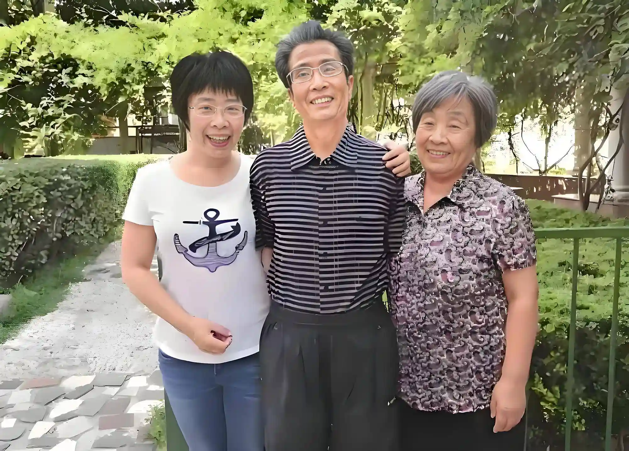 蒙曼长白山游记引热议:网友惊呼像极了张译,怕是嫁不出去了