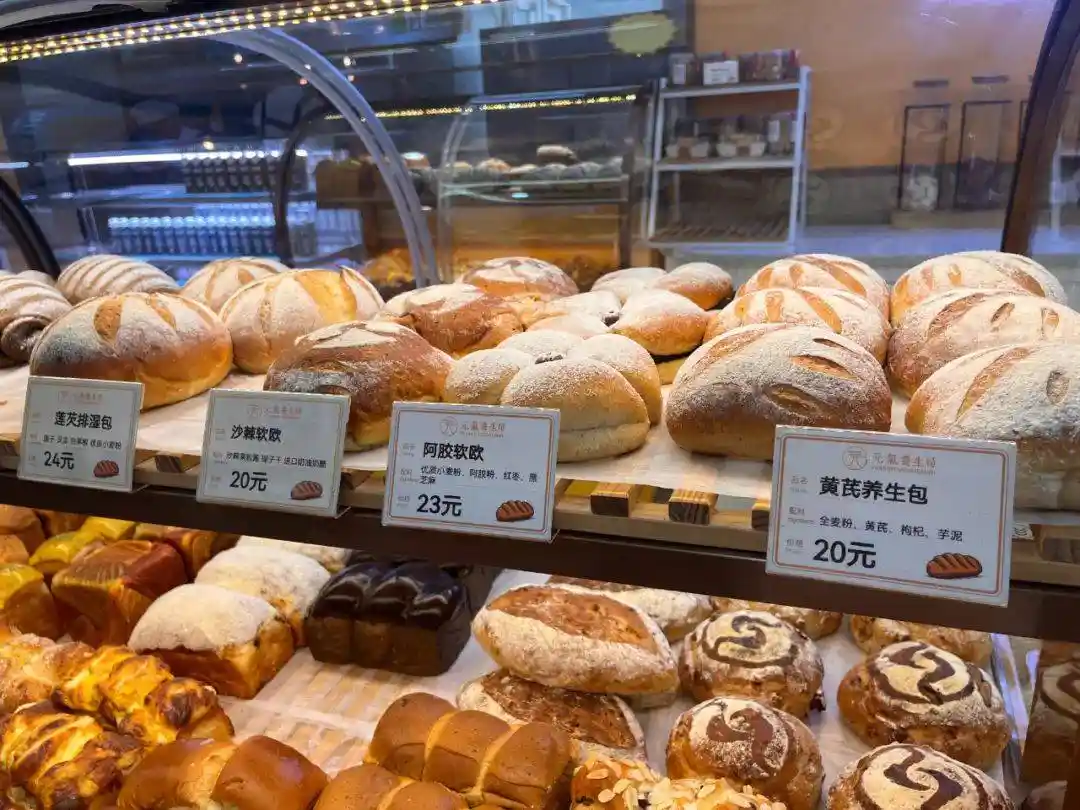 一小时抢光！年轻人涌入医院抢购中药养生面包，药膳风暴席卷都市