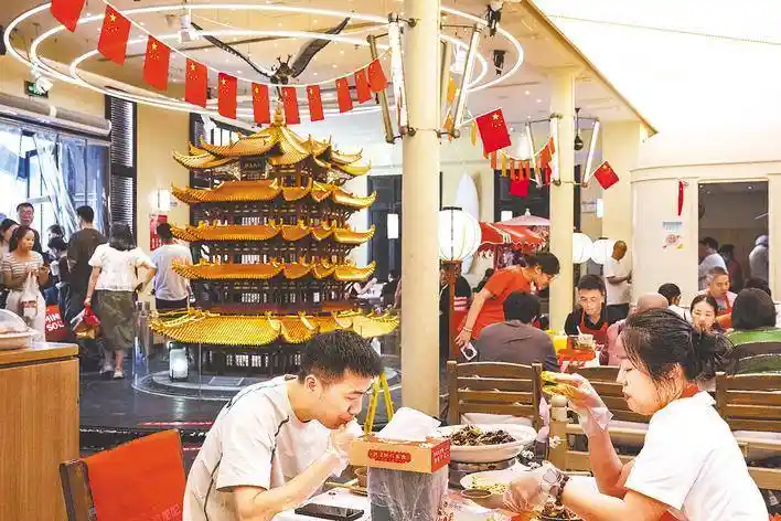 武汉江汉路这家餐厅等位排号破3500桌，楚菜热潮引爆美食新地标