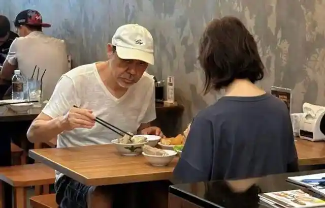 刘青云饭馆遭偷拍怒目瞪视,网友惊呼影帝气场太强