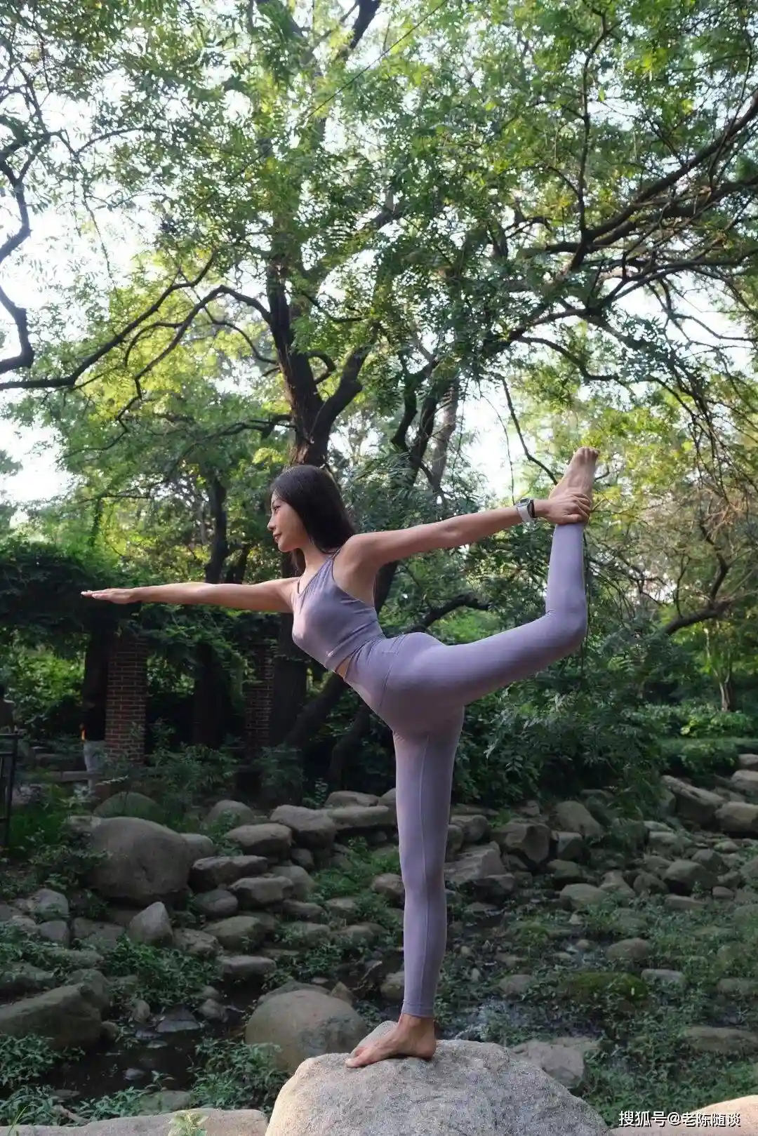 瑜伽女神征服山野:在自然心跳中唤醒无限能量
