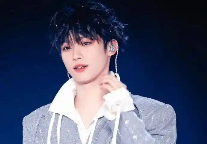 《2025.10.6爆料！敖瑞鹏白鹿暗生情愫？梓渝近况引热议，《向往的生活》彭彭妹妹曝光？吴克群突袭素人婚礼？卢昱晓背景大揭秘！》