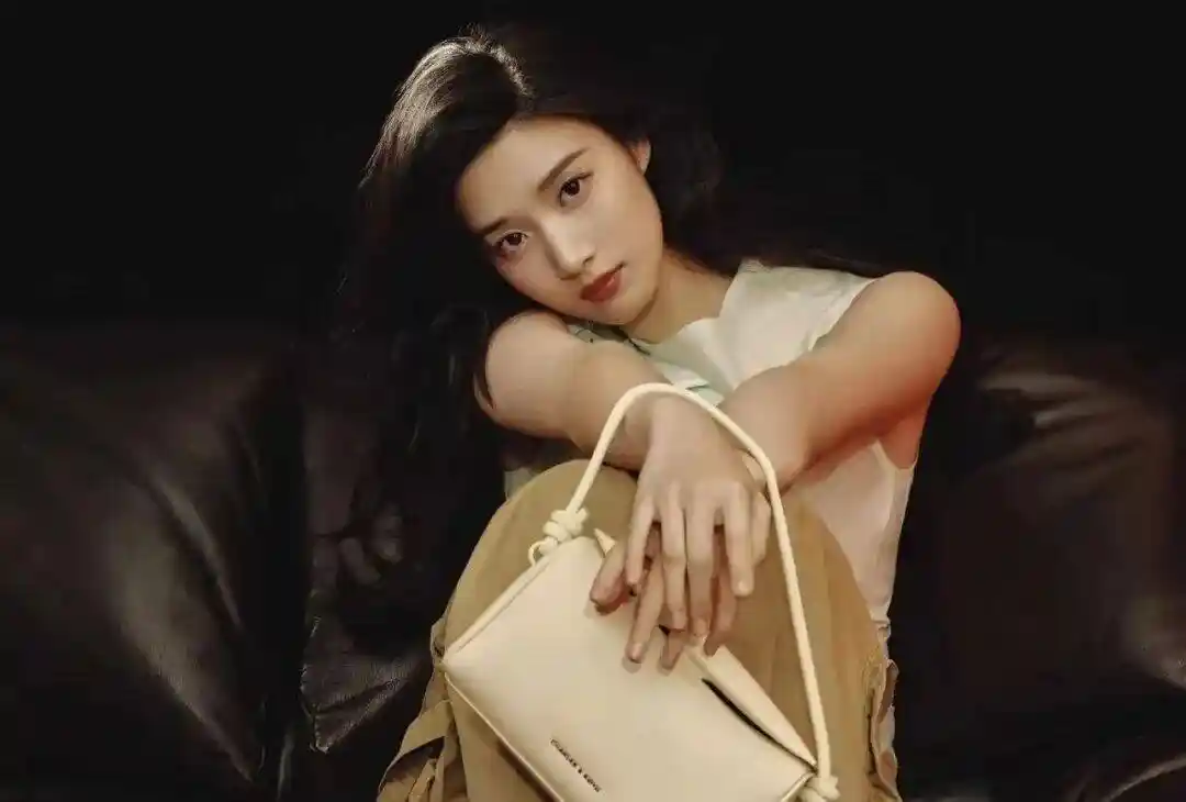 《2025.10.6爆料!敖瑞鹏白鹿暗生情愫?梓渝近况引热议,《向往的生活》彭彭妹妹曝光?吴克群突袭素人婚礼?卢昱晓背景大揭秘!》