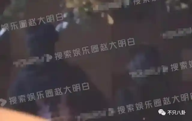 孙千被拍亲密瞬间 粉色袜子引热议