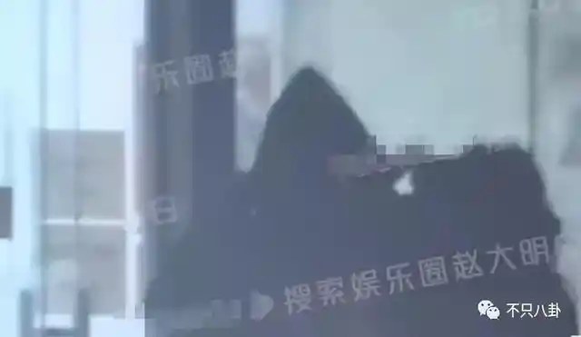 孙千被拍亲密瞬间 粉色袜子引热议