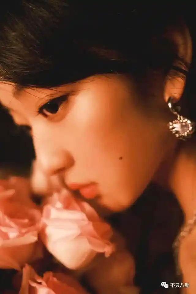 孙千被拍亲密瞬间 粉色袜子引热议