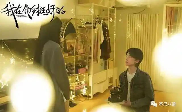 孙千被拍亲密瞬间 粉色袜子引热议