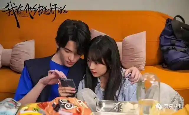 孙千被拍亲密瞬间 粉色袜子引热议