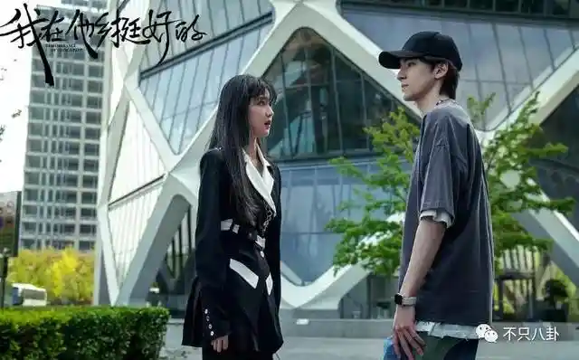 孙千被拍亲密瞬间 粉色袜子引热议