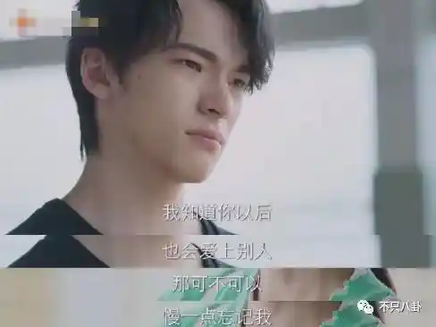 孙千被拍亲密瞬间 粉色袜子引热议