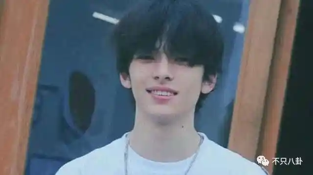 孙千被拍亲密瞬间 粉色袜子引热议