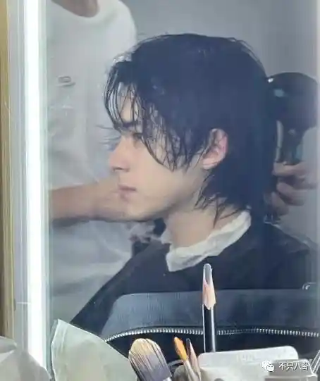 孙千被拍亲密瞬间 粉色袜子引热议