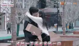 孙千被拍亲密瞬间 粉色袜子引热议