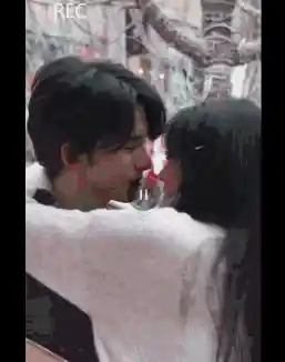 孙千被拍亲密瞬间 粉色袜子引热议