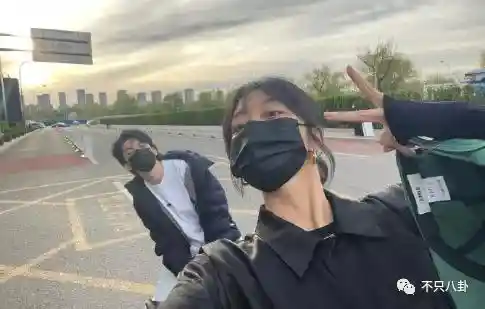 孙千被拍亲密瞬间 粉色袜子引热议