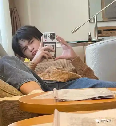 孙千被拍亲密瞬间 粉色袜子引热议