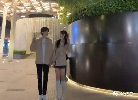 孙千被拍亲密瞬间 粉色袜子引热议