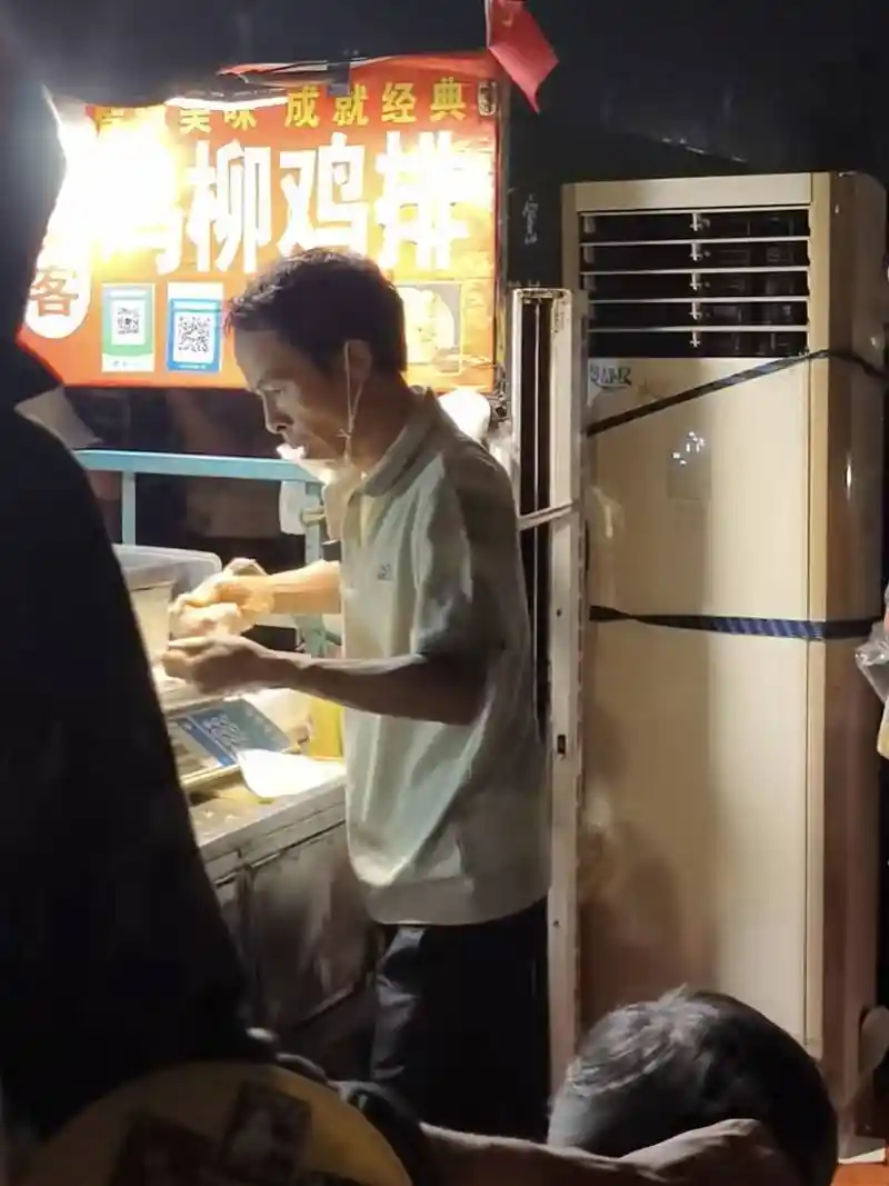 鸡排哥成立创意工作室,主打餐饮管理与清凉美食新体验