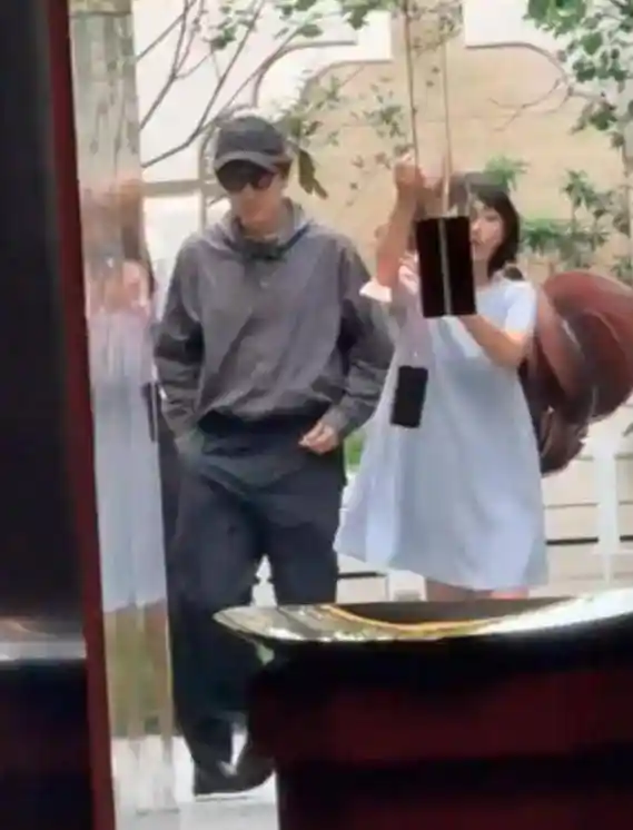 胡歌上海购房遭偶遇,发际线引热议,黄曦宁低调随行颜值在线