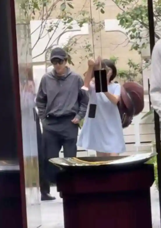 胡歌上海购房遭偶遇,发际线引热议,黄曦宁低调随行颜值在线