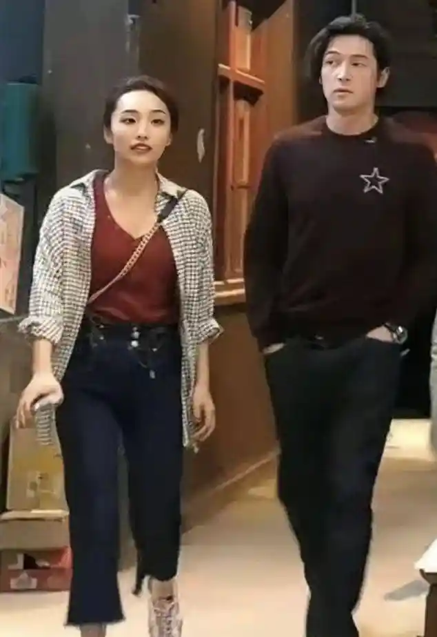 胡歌上海购房遭偶遇,发际线引热议,黄曦宁低调随行颜值在线