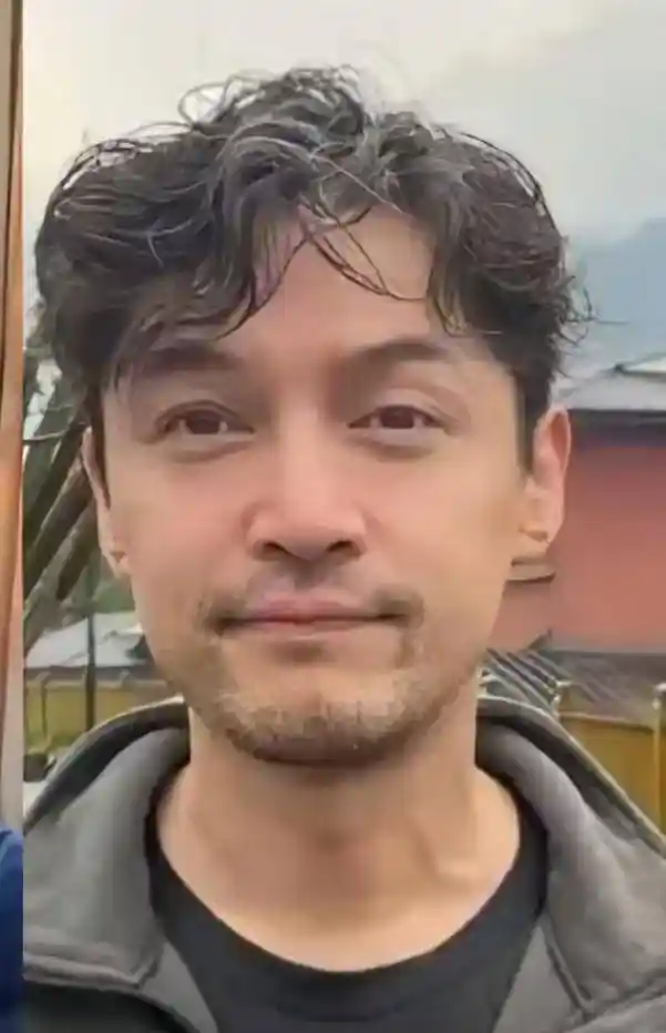 胡歌上海购房遭偶遇,发际线引热议,黄曦宁低调随行颜值在线