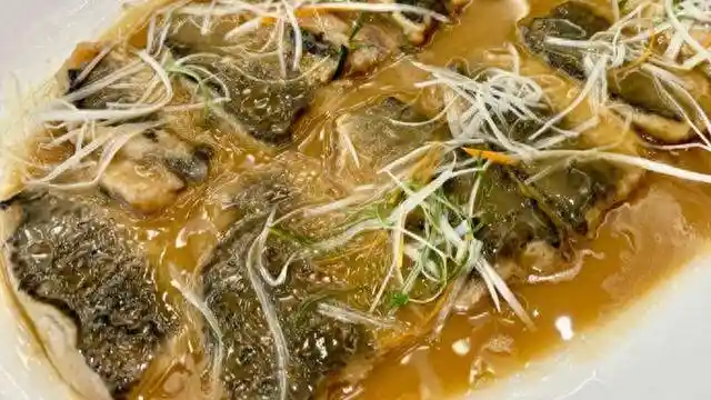 名厨独家揭秘：无骨鲫鱼的去刺神技，鱼肉鲜嫩零刺感