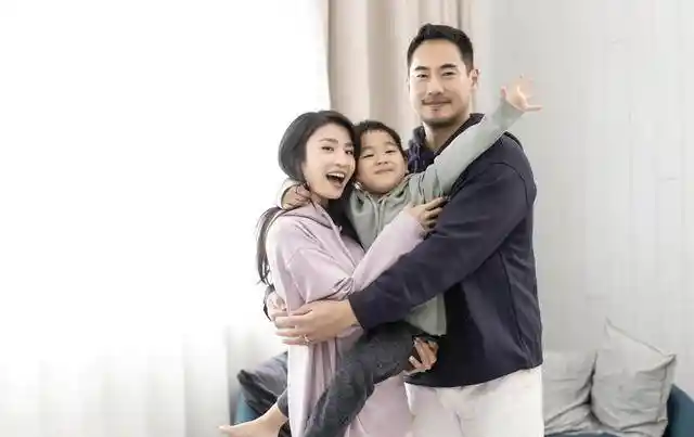 林芊妤剖腹诞女,孕期验血惊现染色体异常引关注