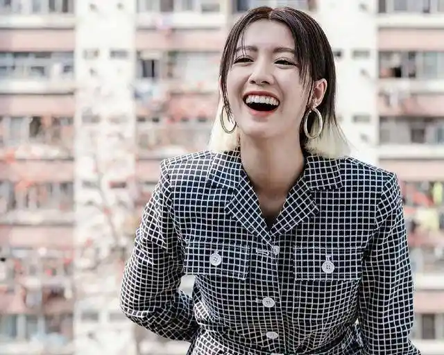 蔡思贝沉寂两年突传婚讯！TVB当红花旦陷绯闻风暴，路人缘断崖下跌背后真相曝光