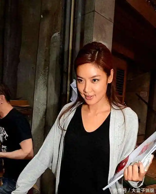 44岁女子悔不当初：宁嫁穷老汉，不娶富丈夫，如今孤苦无依