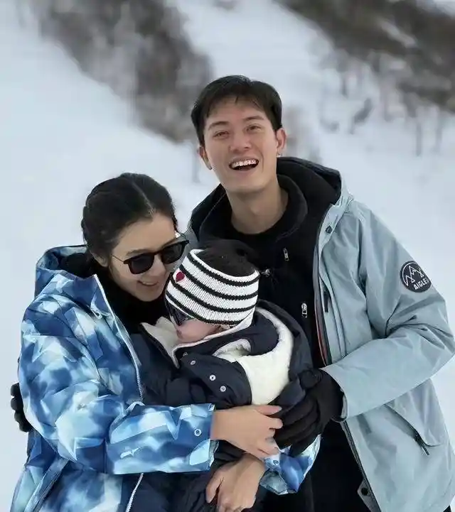 麦明诗产后闪电瘦身引爆热议！晒孕肚照官宣二胎计划，港姐冠军开启人生新阶段