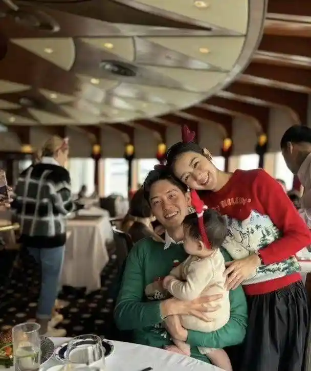 麦明诗产后闪电瘦身引爆热议！晒孕肚照官宣二胎计划，港姐冠军开启人生新阶段