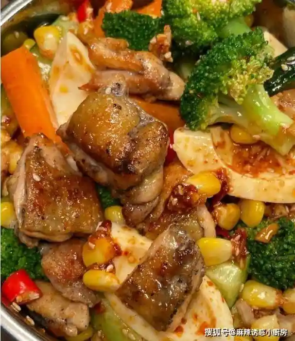 餐饮圈惊现‘智商税菜单’!4道高价低质菜被曝专坑外地食客,厨师长现场拆解套路