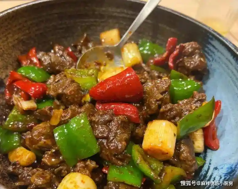 餐饮圈惊现‘智商税菜单’!4道高价低质菜被曝专坑外地食客,厨师长现场拆解套路