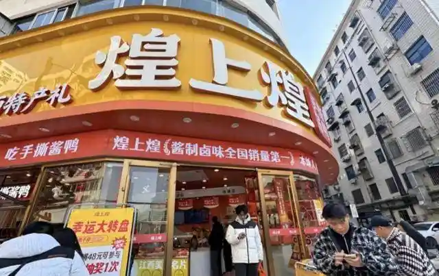 卤味三巨头杀入正餐战场，热食新品引爆行业新变局