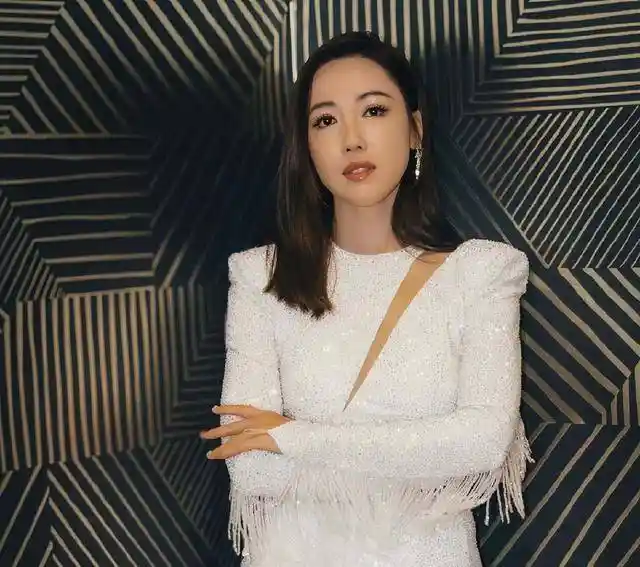 港星李施深夜曝光前男友手机调情实录！颤抖手抖出全网热搜：邓健泓回应引风暴